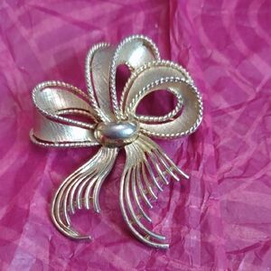 Elegant Gold Bow Brooch signed Lisner Brooch
